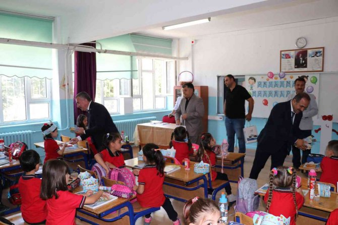 Kaymakamı Nayman Ve Başkan Özdemir’den Öğrencilere Hediye