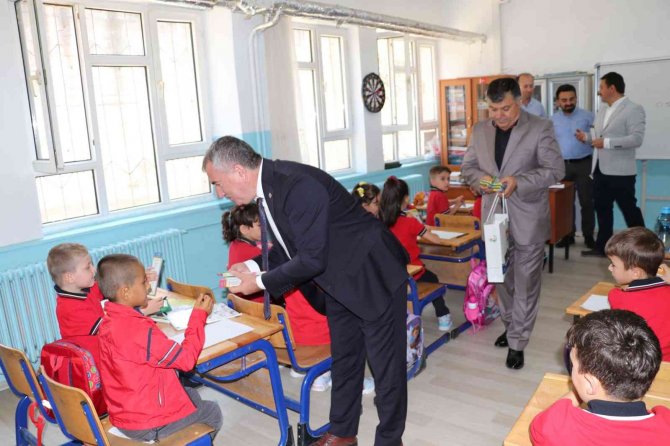 Kaymakamı Nayman Ve Başkan Özdemir’den Öğrencilere Hediye