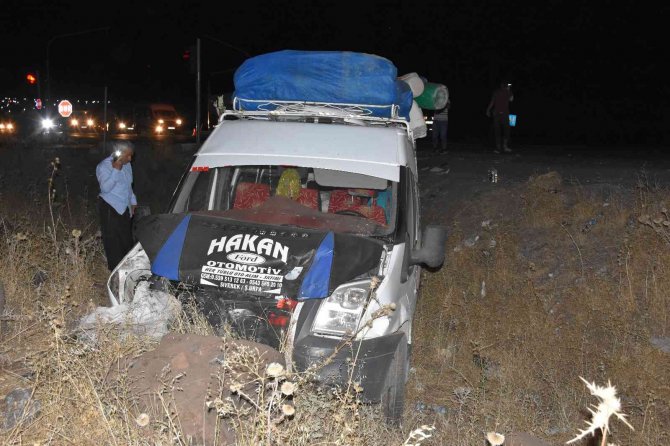Şanlıurfa’da Mevsimlik İşçileri Taşıyan Minibüs İle Otomobil Çarpıştı: 16 Yaralı
