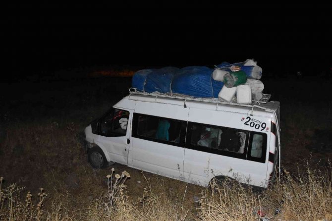Şanlıurfa’da Mevsimlik İşçileri Taşıyan Minibüs İle Otomobil Çarpıştı: 16 Yaralı