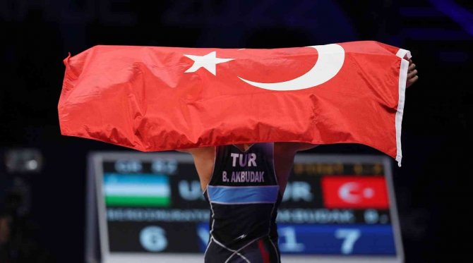 Burhan Akbudak’tan Dünya Şampiyonası’nda Altın Madalya