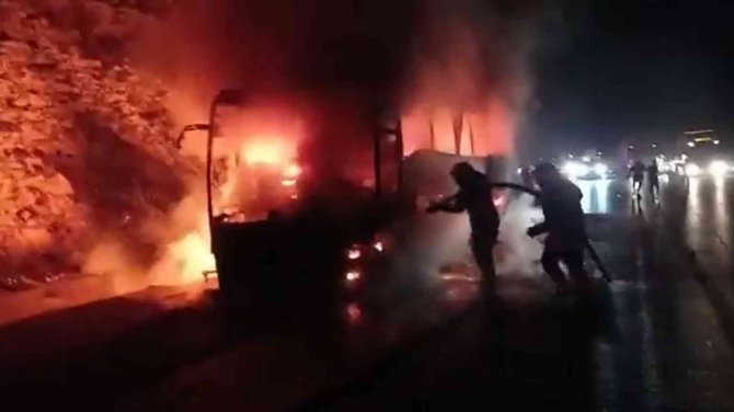 Yolcu Otobüsü Alev Alev Yandı, 18 Yolcu Son Anda Kurtuldu