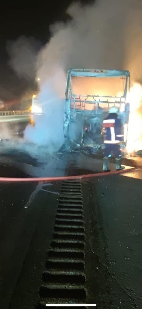 Yolcu Otobüsü Alev Alev Yandı, 18 Yolcu Son Anda Kurtuldu