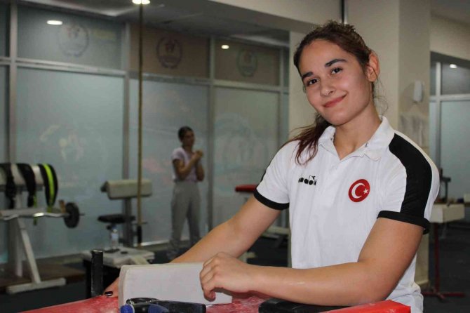 Bilek Güreşçileri Türk Bayrağını Olimpiyatlarda Da Temsil Etmek İstiyorlar