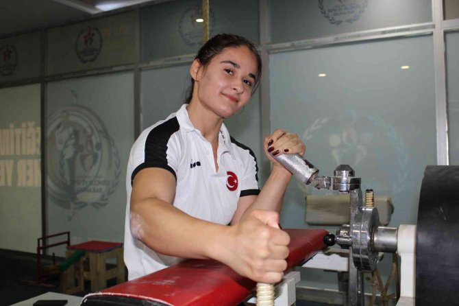Bilek Güreşçileri Türk Bayrağını Olimpiyatlarda Da Temsil Etmek İstiyorlar