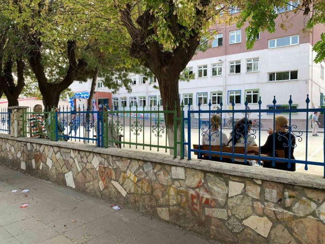 Okulların İlk Gününde Veliler Okul Bahçelerini Doldurdu