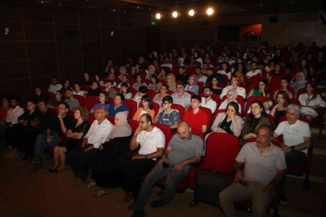 ’Nihayet Bitti’ Adlı Tiyatro Oyunu Elazığ’da Seyircisiyle Buluştu