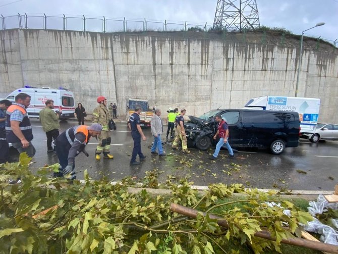Tuzla’da Refüjü Aşan Kamyonet Karşı Şeritten Gelen Minibüse Çarptı: 2 Yaralı