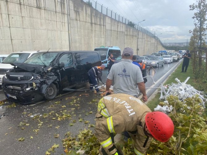 Tuzla’da Refüjü Aşan Kamyonet Karşı Şeritten Gelen Minibüse Çarptı: 2 Yaralı