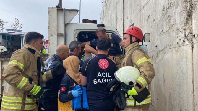 Tuzla’da Refüjü Aşan Kamyonet Karşı Şeritten Gelen Minibüse Çarptı: 2 Yaralı