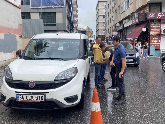 Ümraniye’de Okulların Önünde Sıkı Denetim