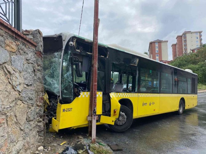 Ümraniye’de Yokuş Aşağı Giden İ̇ett Otobüsü Duvara Çarptı: 2 Yaralı