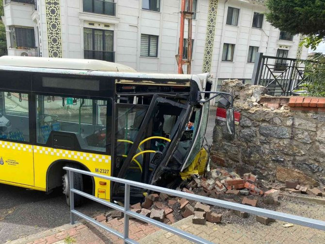 Ümraniye’de Yokuş Aşağı Giden İ̇ett Otobüsü Duvara Çarptı: 2 Yaralı