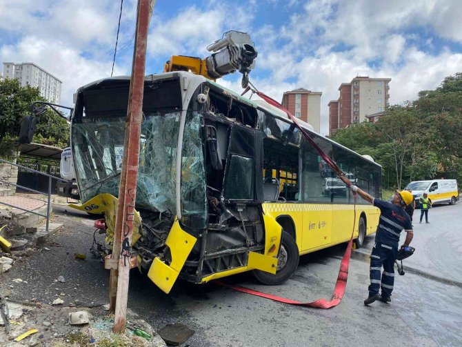 Ümraniye’de Yokuş Aşağı Giden İ̇ett Otobüsü Duvara Çarptı: 2 Yaralı