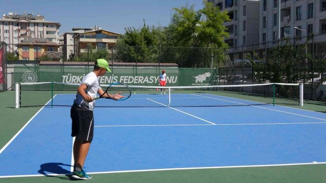 Van’da ’Akdamar Cup Uluslararası Tenis Turnuvası’ Başladı