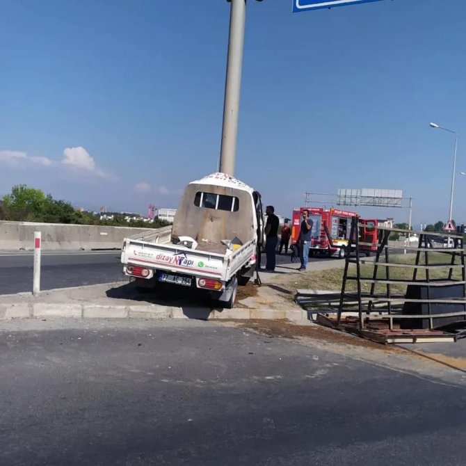 Yalova’da Yön Tabelası Direğine Çarpan Kamyonetin Sürücüsü Yaralandı