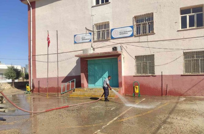 Kızıltepe’de Okul Bahçeleri Temizlendi