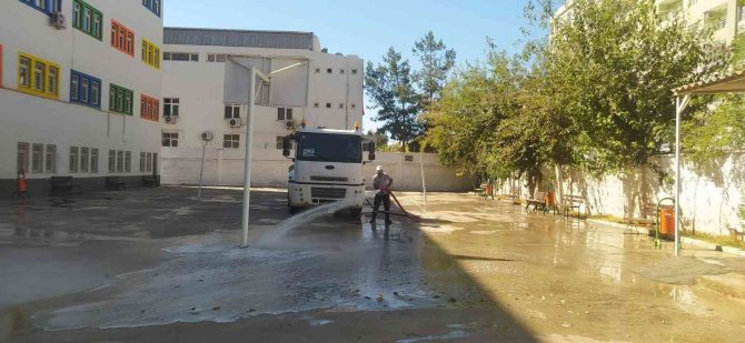Kızıltepe’de Okul Bahçeleri Temizlendi