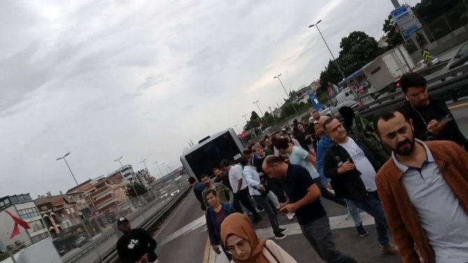 Küçükmece’de Metrobüs Yolunda İlginç Olay