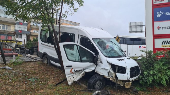 Zonguldak’ta Yolcu Minibüsü Kaza Yaptı: 3 Yaralı