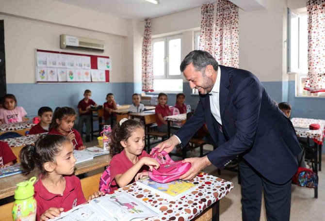 Birinci Sınıflara Beslenme Çantası Dağıtıldı