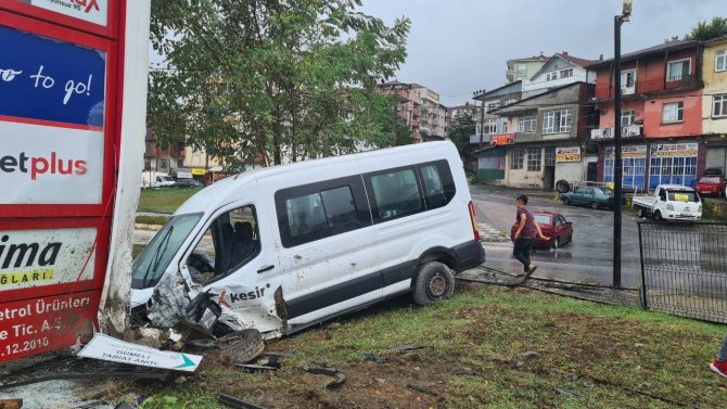 Zonguldak’ta Yolcu Minibüsü Kaza Yaptı: 3 Yaralı
