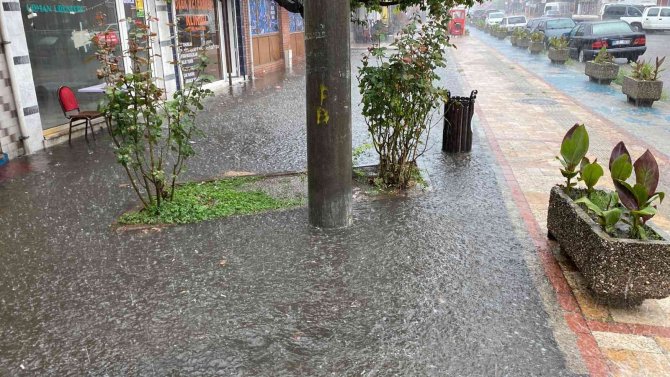 Çaycuma‘da Kısa Süre Yağan Yağmur Etkili Oldu