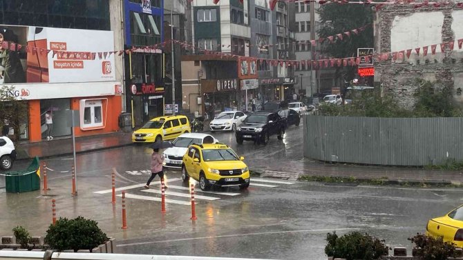 Hava Sıcaklıkları Düştü, Yağmur Hayatı Olumsuz Etkiledi