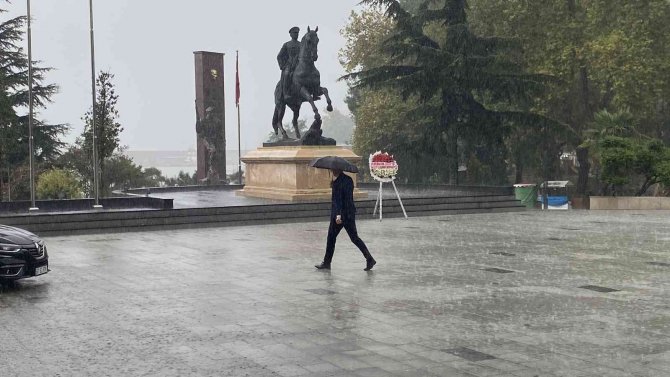 Hava Sıcaklıkları Düştü, Yağmur Hayatı Olumsuz Etkiledi