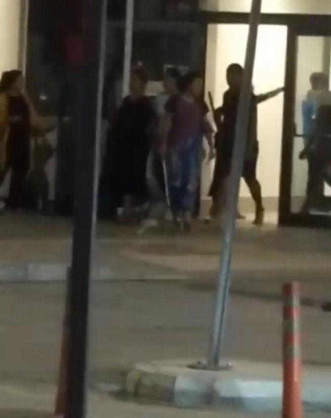 Adana’da Kadınlar Sopalarla Hastane Bastı