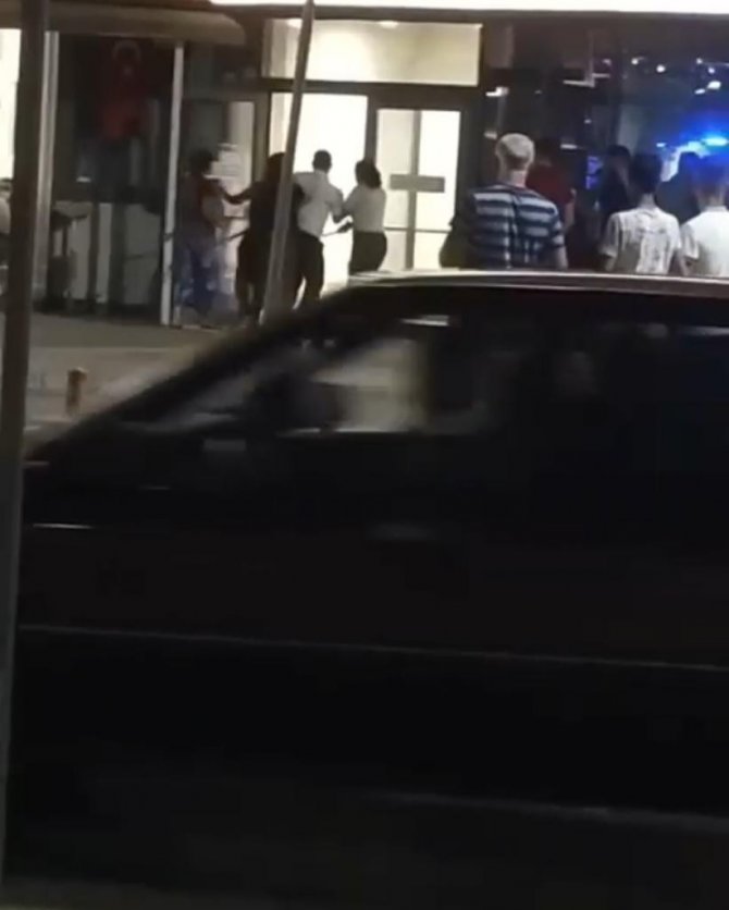 Adana’da Kadınlar Sopalarla Hastane Bastı