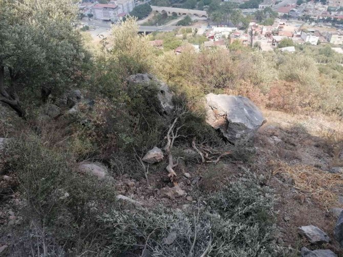 Kozan Kalesi’nde Kopan Kaya Parçası Korkuttu