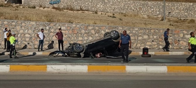 Kontrolden Çıkan Otomobil Takla Attı: 2 Yaralı