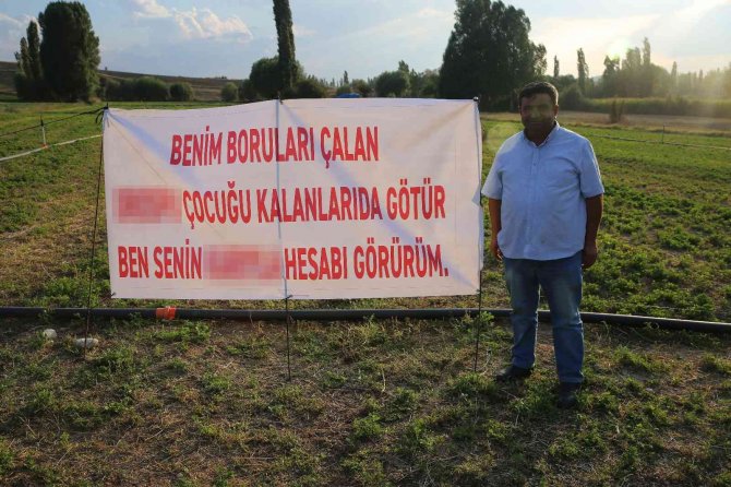 Hırsızlara Kızan Adam Tepkisini Akıllara Durgunluk Veren Pankartla Gösterdi