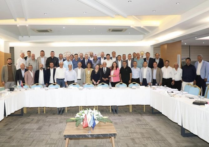 Ak Parti İ̇zmir’de, Önceki Dönem Belediye Başkan Adaylarıyla Beyin Fırtınası