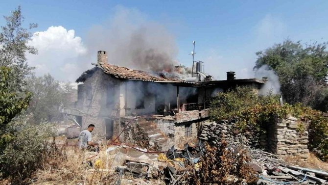 Manavgat’ta 100 Yıllık Tarihi Ev Küle Döndü