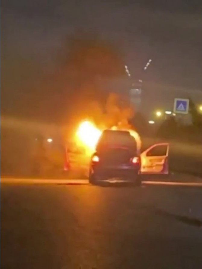 Ataşehir’de Gençlerin Drift Tutkusu Otomobili Küle Çevirdi