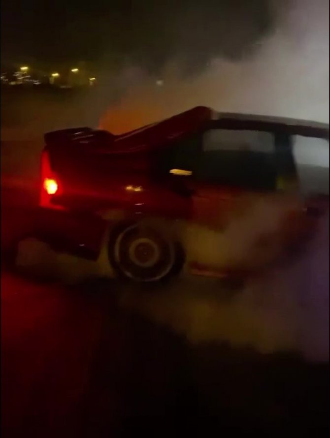 Ataşehir’de Gençlerin Drift Tutkusu Otomobili Küle Çevirdi