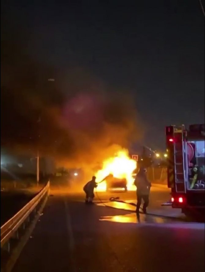 Ataşehir’de Gençlerin Drift Tutkusu Otomobili Küle Çevirdi