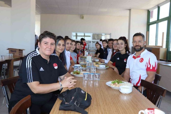 Başkan Özcan Halter Milli Takımı’yla Bir Araya Geldi