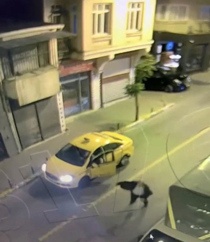 İ̇stanbul’da Taksi Gaspı Kamerada: Taksici Arkasına Bile Bakmadan Kaçtı