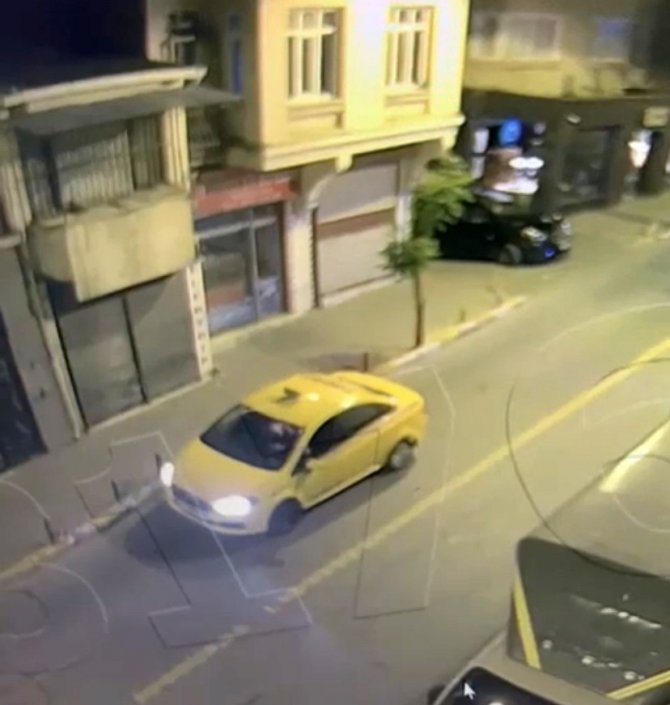 İ̇stanbul’da Taksi Gaspı Kamerada: Taksici Arkasına Bile Bakmadan Kaçtı