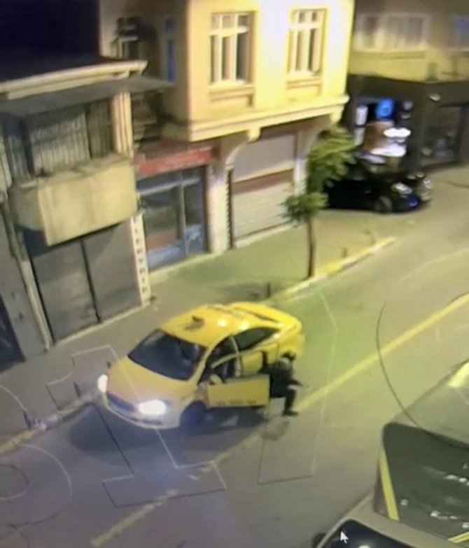 İ̇stanbul’da Taksi Gaspı Kamerada: Taksici Arkasına Bile Bakmadan Kaçtı