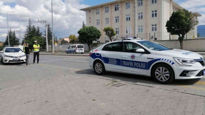 Yaya Geçidinde Otomobilin Çarptığı Anne Ve Kızı Ölümden Döndü