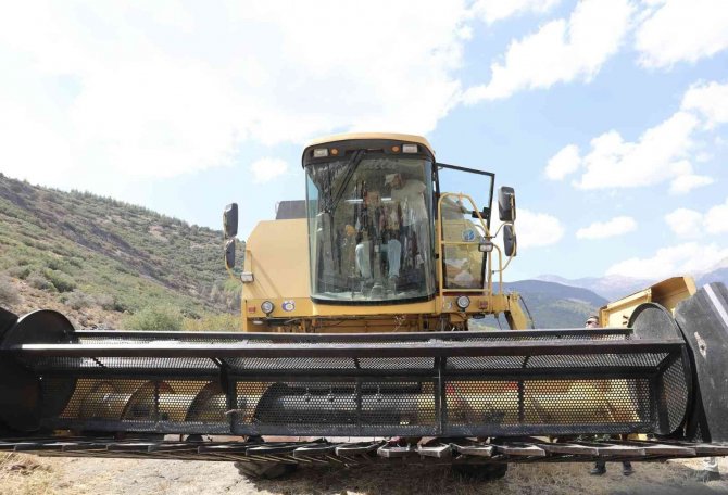 Burdur Valisi Arslantaş Takep Çerçevesinde Ayçiçeği Hasatını Başlattı