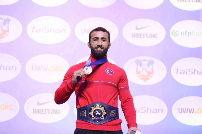 Barü’lü Milli Güreşçi Burhan Akbudak, Dünya Şampiyonu Oldu