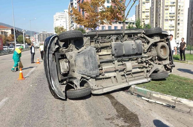 Tur Minibüsü Hasta Nakil Minibüsüne Arkadan Çarptı; Şoför Yan Yatan Minibüsten Kendi Çıktı