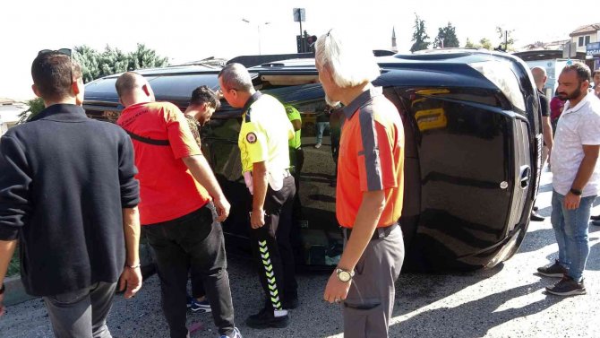 Tur Minibüsü Hasta Nakil Minibüsüne Arkadan Çarptı; Şoför Yan Yatan Minibüsten Kendi Çıktı
