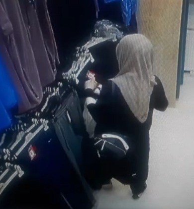 Girdiği Her Dükkandan Hırsızlık Yapıyor
