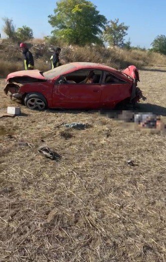 Otomobil Taklalar Atarak Şarampole Uçtu: 1 Ölü, 2 Yaralı